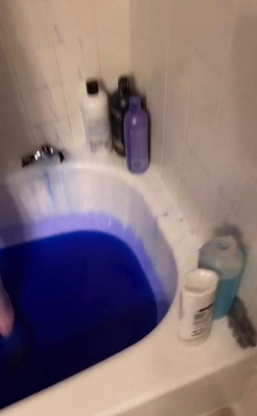 Смурфик.  Девушка девушка решила смыть краску с волос лежа в ванной. .ухухухух. 01