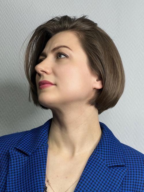 Моя гостья - истинное воплощение грации, её шикарная стрижка каре добавляет ей особый шарм и обаяние. 02