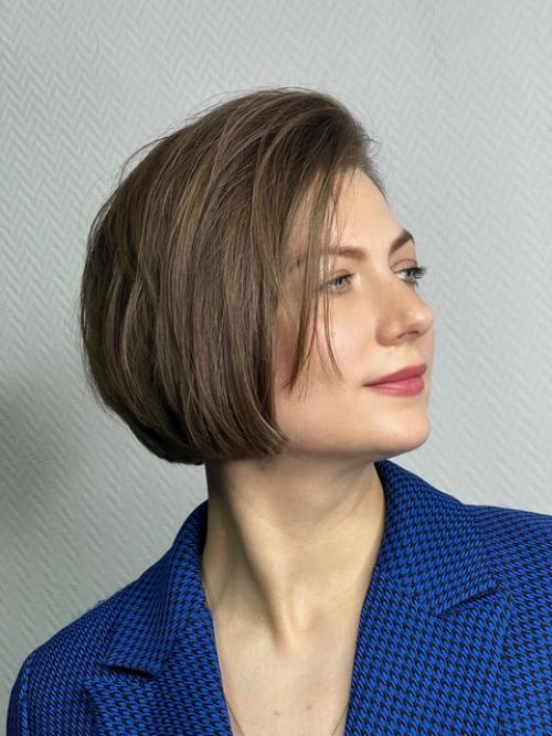 Моя гостья - истинное воплощение грации, её шикарная стрижка каре добавляет ей особый шарм и обаяние. 01