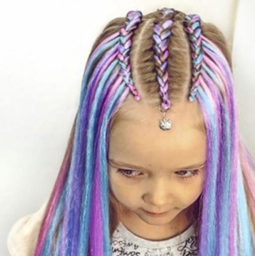 Девочка попросила маму сделать ей прическу, как у героини одной из сказок. 02