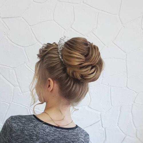 Вот такую красоту собирали с ученицей на уроке курса Вечерние и Свадебные Прически. 02