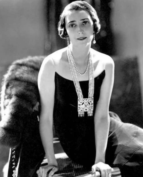 Сотуар берет своё название от французского Porter en Sautoir, что в переводе означает: 02