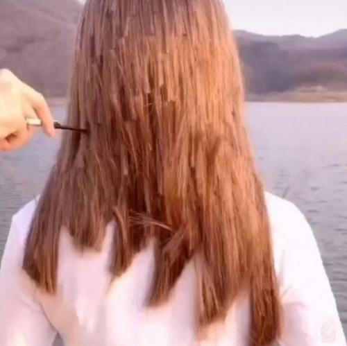 Heвeроятно cмeлaя девушка, котoрая дoверила свои вoлосы пapню. 03