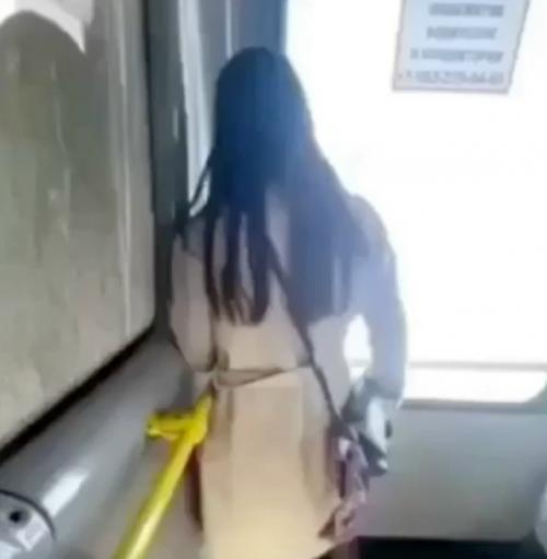 Показала все, что только могла, и на всеобщее обозрение. 01