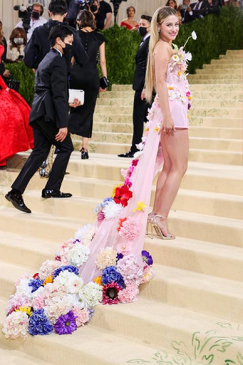 В чем смысл цветочных платьев Ирины шейк и лили Рейнхарт на Met Gala - 2021? 04 В чем смысл цветочных платьев Ирины шейк и лили Рейнхарт на Met Gala - 2021? 04