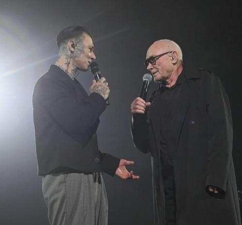 Станцевал на шесте и спел с папой: Niletto поразил зрителей на концерте со сценой в 360\xB0. 02