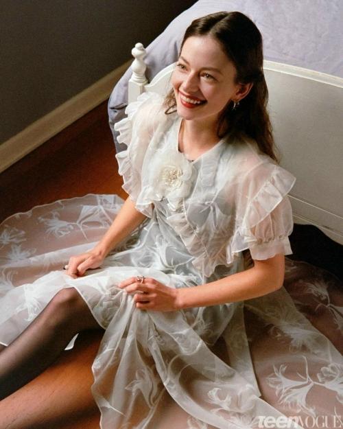 Актриса, сыгравшая дочь Беллы и Эдварда в Сумерках (ей на тот момент было 10 лет) снялась в новой фотосессии. 01