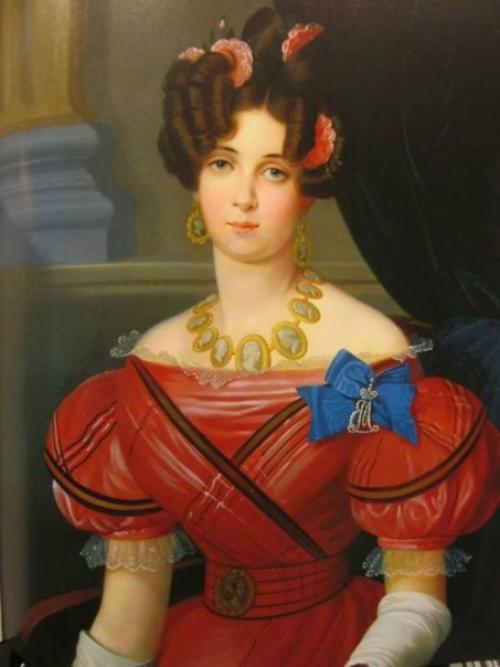 В 1830 годы вошли в моду прически с большими височными пучками и петлями на макушке, для которых использовались искуственные локоны. 08