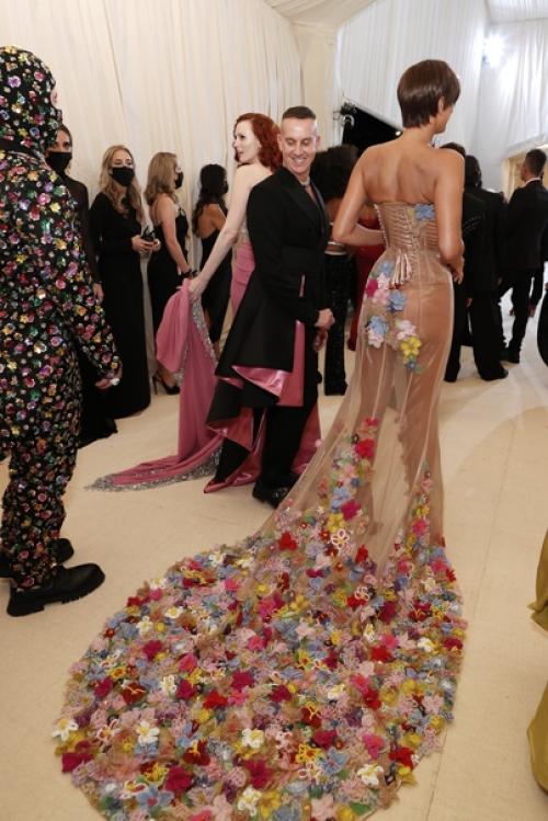 В чем смысл цветочных платьев Ирины шейк и лили Рейнхарт на Met Gala - 2021? 05 В чем смысл цветочных платьев Ирины шейк и лили Рейнхарт на Met Gala - 2021? 05