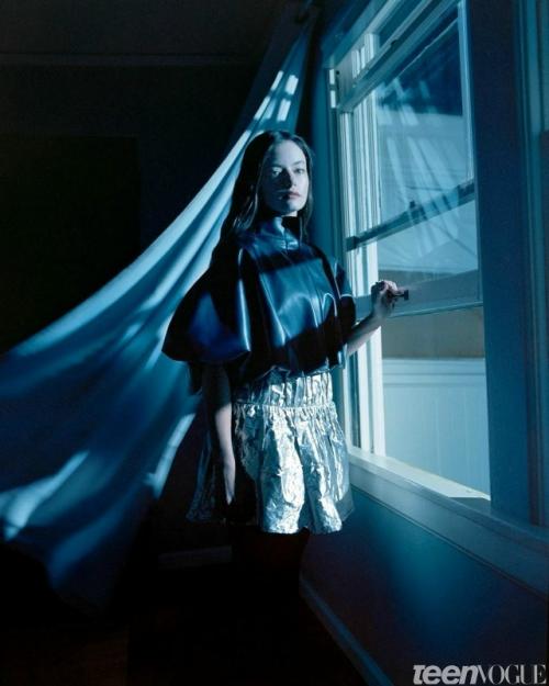 Актриса, сыгравшая дочь Беллы и Эдварда в Сумерках (ей на тот момент было 10 лет) снялась в новой фотосессии. 06