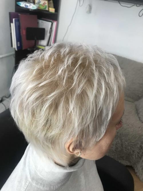 Короткие стрижки помогают женщинам выразить свою индивидуальность, так как выглядят уникально. 01