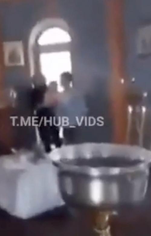 Ужасное поведение служащего в храме: дети в опасности в руках таких людей. 01