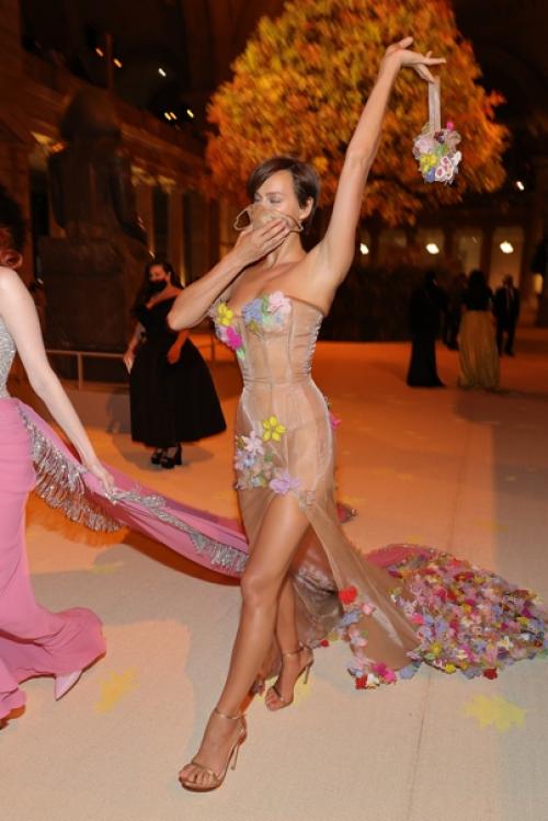 В чем смысл цветочных платьев Ирины шейк и лили Рейнхарт на Met Gala - 2021? 02 В чем смысл цветочных платьев Ирины шейк и лили Рейнхарт на Met Gala - 2021? 02