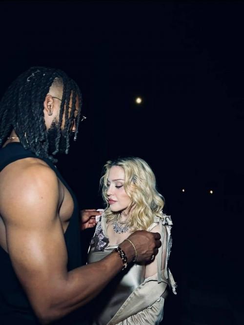 67-Летняя мадонна помолвлена со своим 29-летним бойфрендом - утверждают инсайдеры. 01