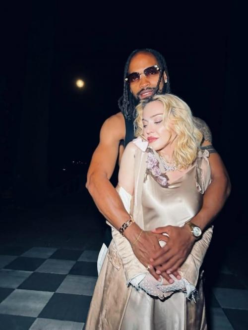 67-Летняя мадонна помолвлена со своим 29-летним бойфрендом - утверждают инсайдеры. 

