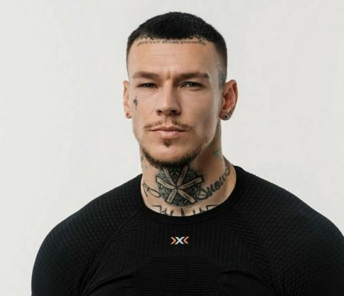 Станцевал на шесте и спел с папой: Niletto поразил зрителей на концерте со сценой в 360\xB0.  