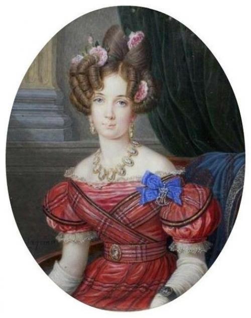 В 1830 годы вошли в моду прически с большими височными пучками и петлями на макушке, для которых использовались искуственные локоны. 03