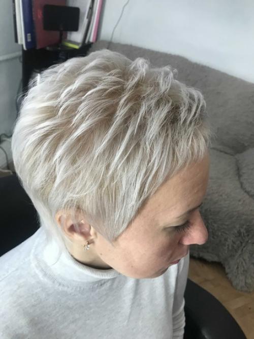 Короткие стрижки помогают женщинам выразить свою индивидуальность, так как выглядят уникально. 02