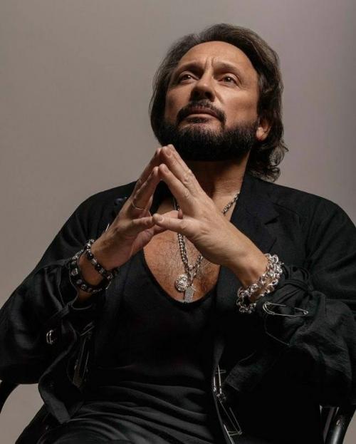 Стас михайлов снимает фильм про себя.

