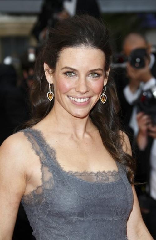 Актриса эванджелин Лилли побрилась налысо на глазах у подписчиков. 01