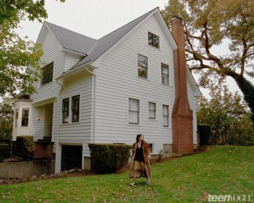 Актриса, сыгравшая дочь Беллы и Эдварда в Сумерках (ей на тот момент было 10 лет) снялась в новой фотосессии. 08