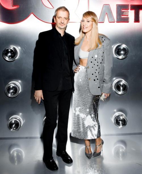 Ксения Собчак вернулась из романтического путешествия с мужем в Нью-йорк и восхитила подписчиков стильным образом на вечеринке GQ. 01