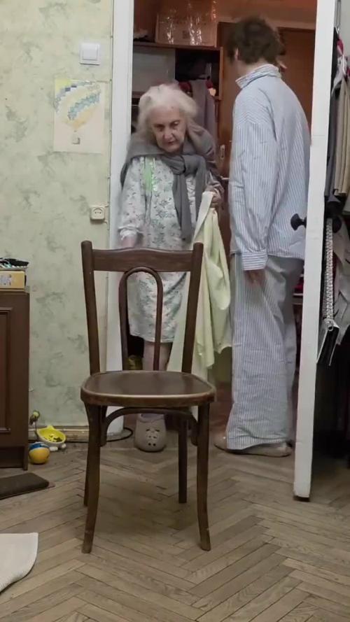 Ирина горбачева создала прическу для 94-летней бабушки. 

