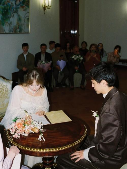 А вот и первые фото с росписи в загсе акмаля и его возлюбленной Александры Куртовой. 02