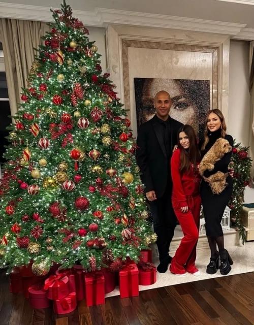 Мы Нарядили Ёлочку: Ани Лорак показала редкое фото с мужем и дочерью. 01