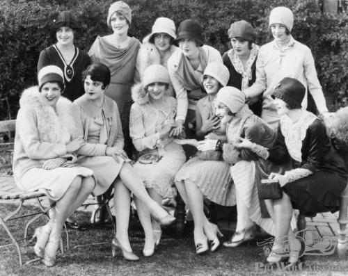 В 1926-м году журнал Vogue назвал боб - самой модной стрижкой того времени. 02