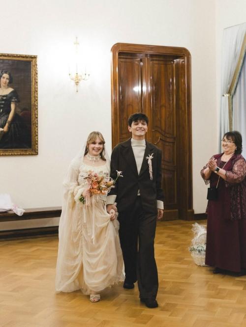 А вот и первые фото с росписи в загсе акмаля и его возлюбленной Александры Куртовой. 01