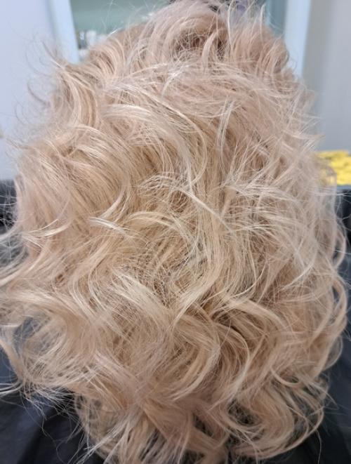 В наступающем году модными будут укладки, которые подчёркивают естественную красоту волос, натуральные оттенки, стрижки с плотными концами. 04