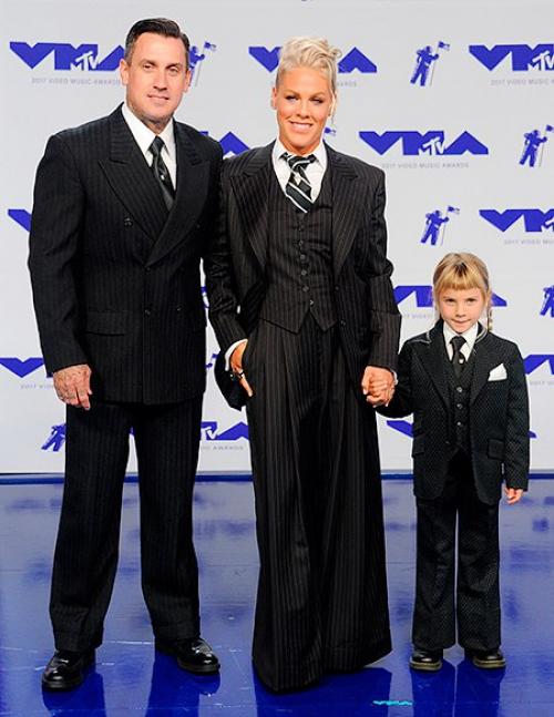 Пинк призналась, что одобряет желание своей 6-летней дочери уиллоу жениться на женщине? 01 Пинк призналась, что одобряет желание своей 6-летней дочери уиллоу жениться на женщине? 01