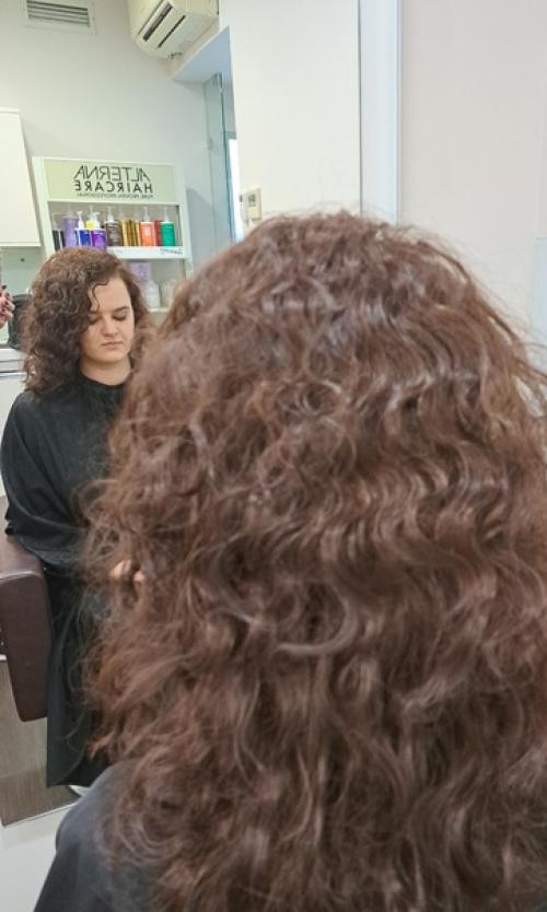 В наступающем году модными будут укладки, которые подчёркивают естественную красоту волос, натуральные оттенки, стрижки с плотными концами. 03