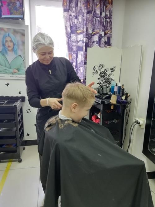 Воспитанникам отделения социальный приют для детей и подростков в г Сибай подарили модные стрижки. 01