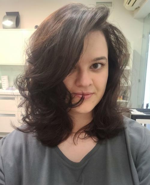 В наступающем году модными будут укладки, которые подчёркивают естественную красоту волос, натуральные оттенки, стрижки с плотными концами. 01