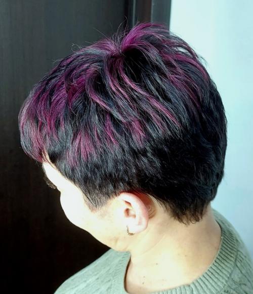 Короткую модную стрижку в спортивном стиле классно можно дополнить яркими контрастными прядями! 01
