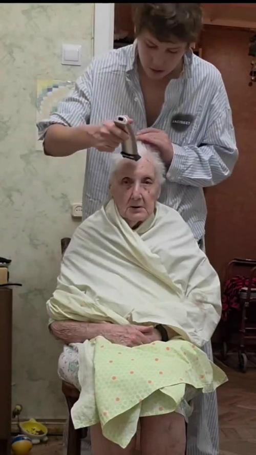 Ирина горбачева создала прическу для 94-летней бабушки. 01