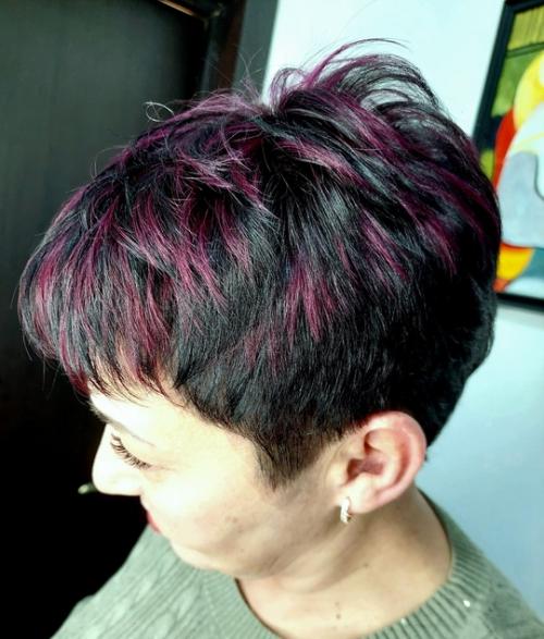 Короткую модную стрижку в спортивном стиле классно можно дополнить яркими контрастными прядями! 03