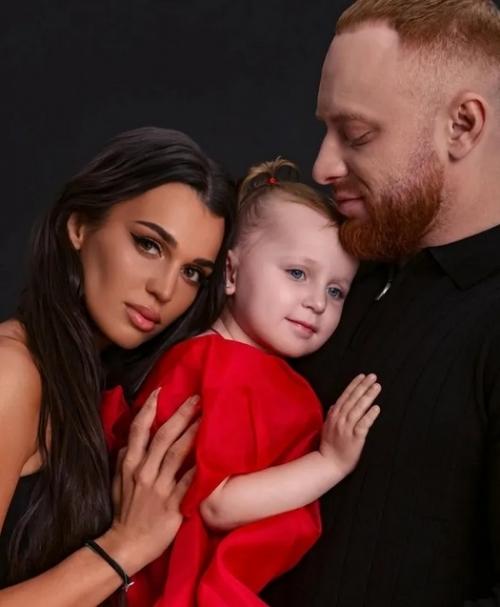 Эмилии три Года: Леша свик показал трогательные фото с дочерью и бывшей женой. 01