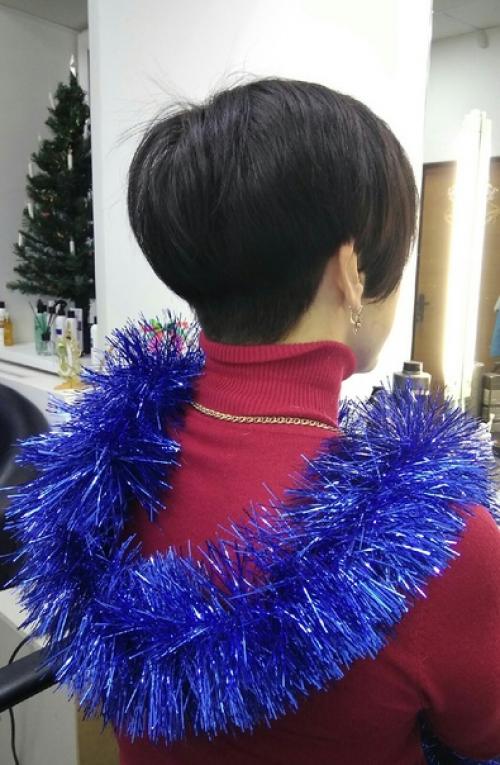 Модная стрижка пикси лидирует среди коротких стрижек, а цвет волос - темный шоколад делает образ ярче и эффектнее. 01