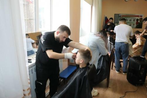 С ребятами из наримановского центра поработали стилисты. 01