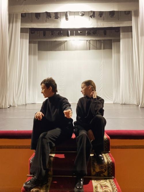 Генеральная репетиция:   - А костюмы с собой брать? 02