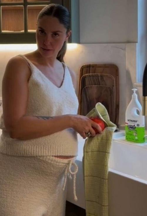 Агата муцениеце стала мамой в третий раз. 01