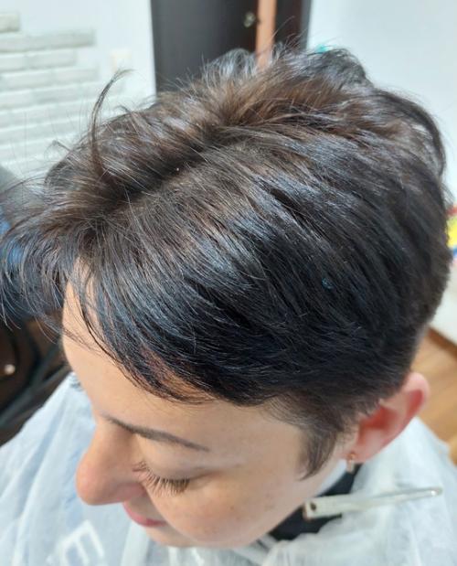 Короткую модную стрижку в спортивном стиле классно можно дополнить яркими контрастными прядями! 06