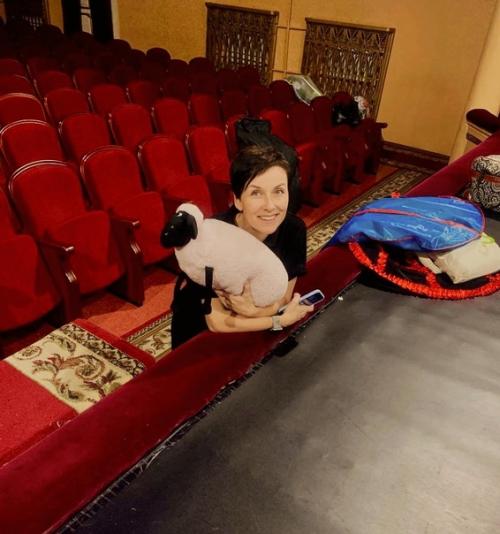 Генеральная репетиция:   - А костюмы с собой брать? 01