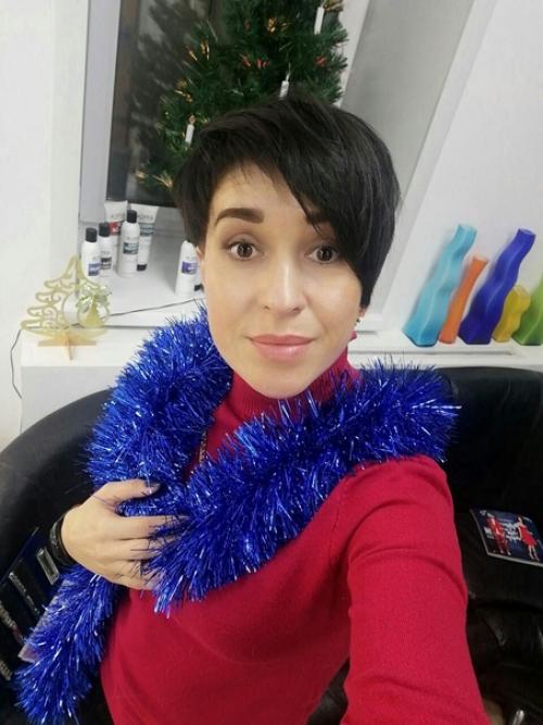 Модная стрижка пикси лидирует среди коротких стрижек, а цвет волос - темный шоколад делает образ ярче и эффектнее. 02