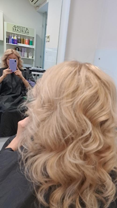 В наступающем году модными будут укладки, которые подчёркивают естественную красоту волос, натуральные оттенки, стрижки с плотными концами. 02