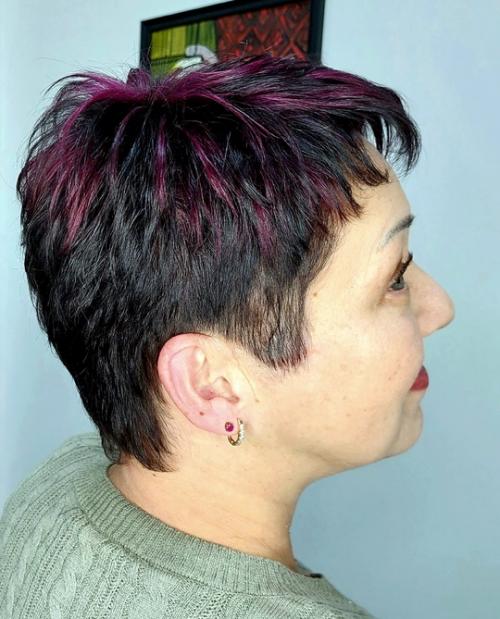 Короткую модную стрижку в спортивном стиле классно можно дополнить яркими контрастными прядями! 02