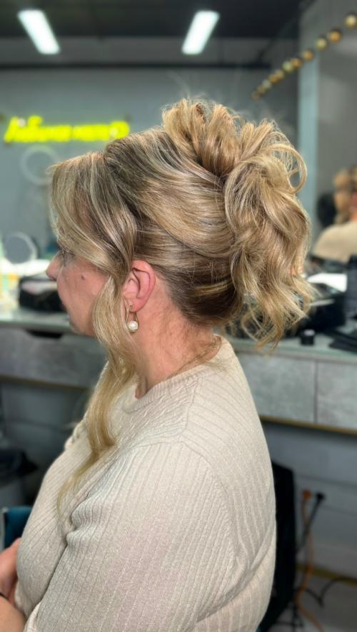 Как и обещала прическа - высокий пучок в трендовом исполнении для мамы жениха. 01